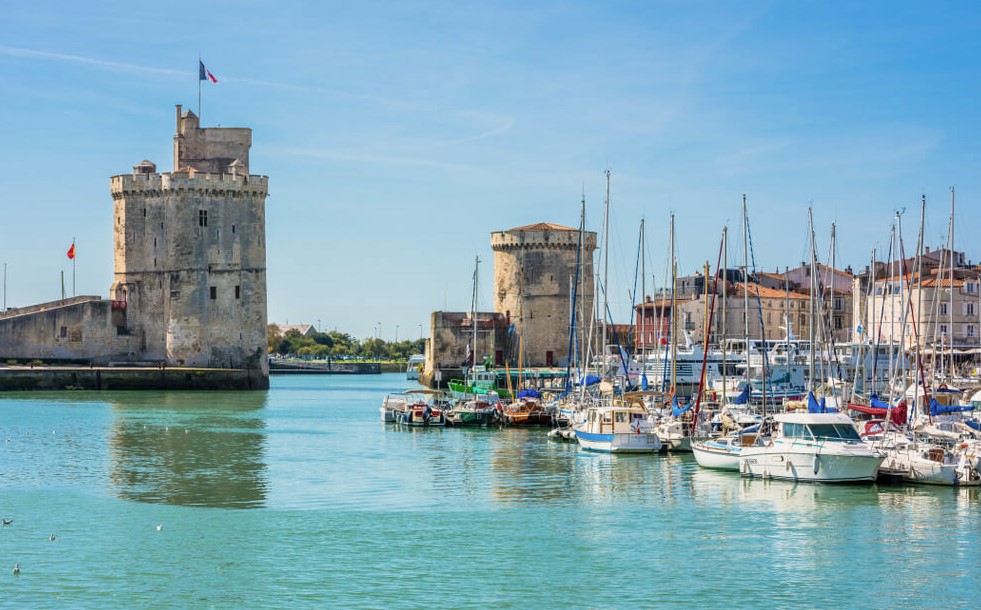 Vue du vieux port de La Rochelle et ses tours médiévales